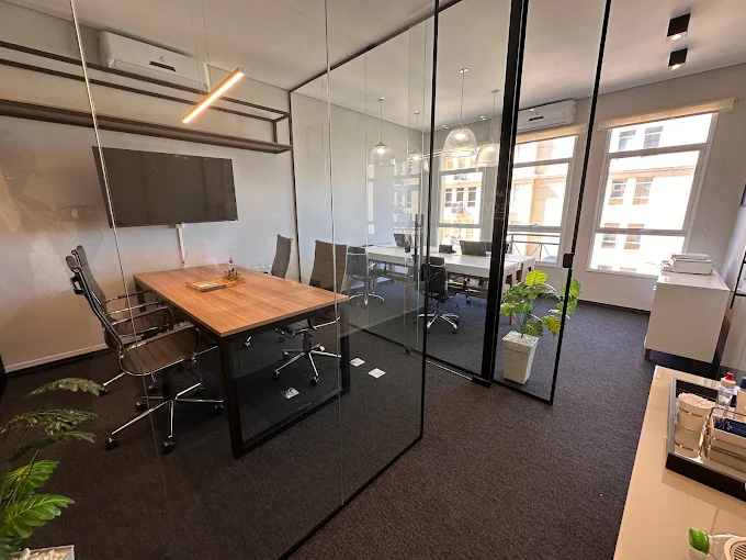 Sala de reuniões e ambientes da sede de São Carlos